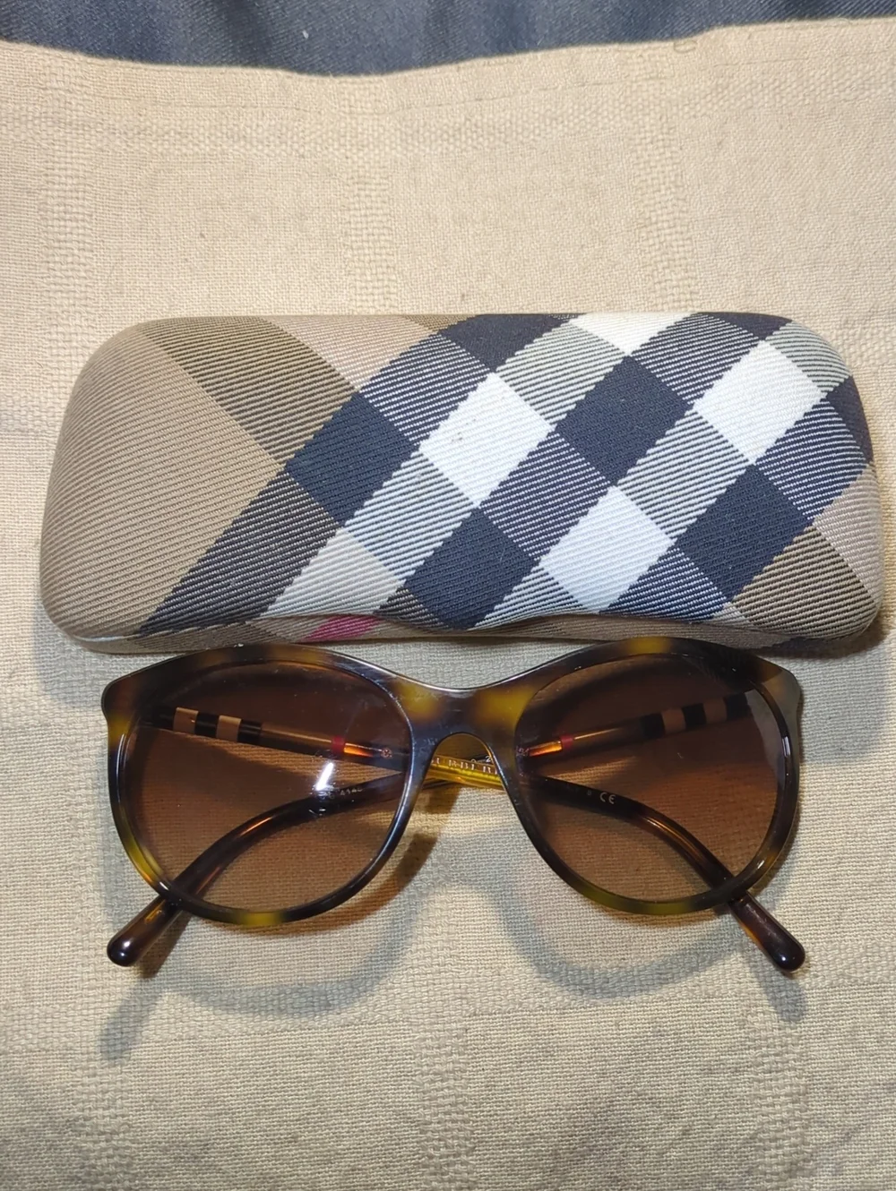 Burberry stylish sunglasses